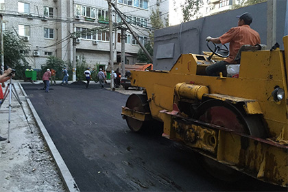 Самовольный ремонт дороги в Астрахани привел к штрафу в 25 тысяч