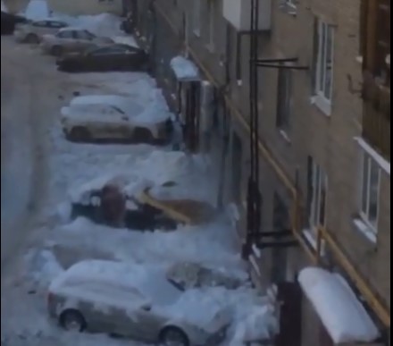 Как убирают лед с крыш в Москве