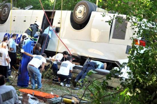 В Турции автобус с туристами рухнул в реку