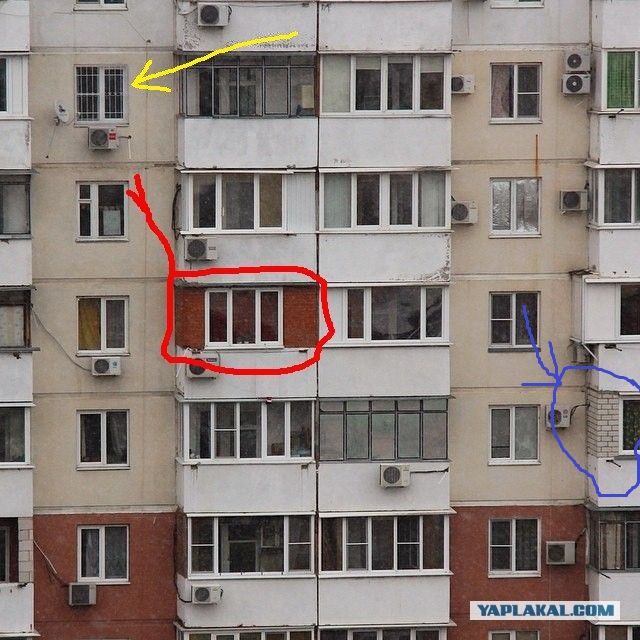 Сосед подглядывает в окно за подругой которая не стала стесняться и ходит по дому голенькой
