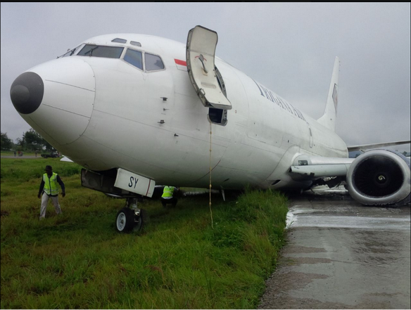 Аварийная посадка самолета без шасси в Индонезии