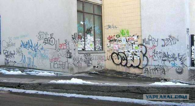 В Петербурге неизвестный облил краской граффити с Моторолой