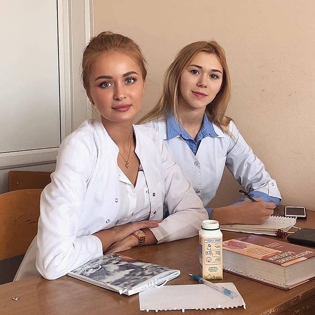 Русская девушка проходит медосмотр с красивой медичкой блондинкой