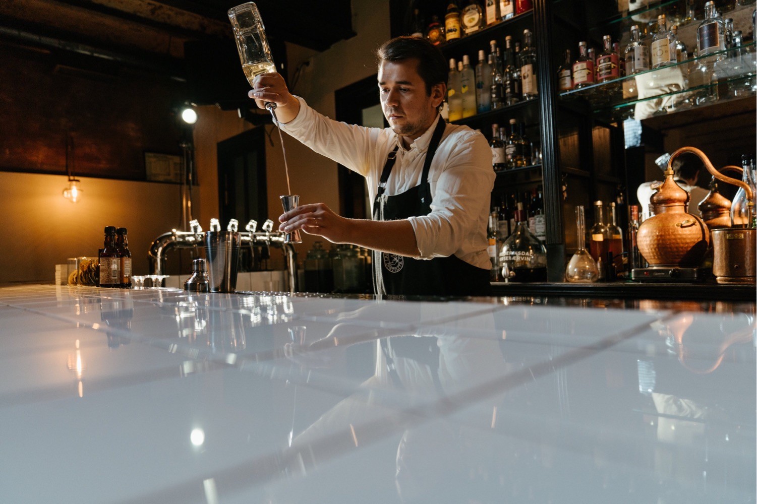 Латинская красотка трахается с барменом в пустом ресторане