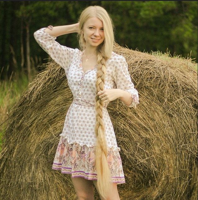 Русская голая девушка из деревни - настоящая красавица с косой