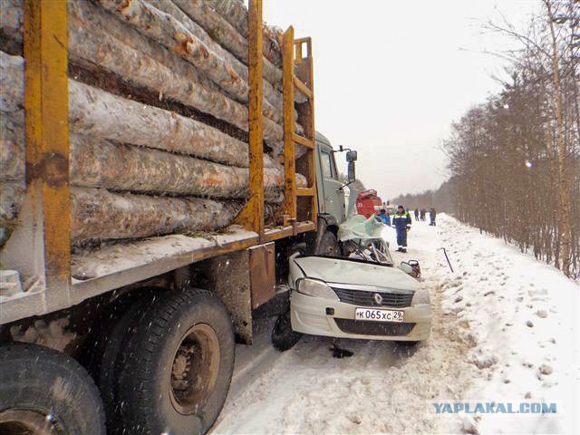 Два человека погибли в жутком ДТП на трассе в Архангельской области