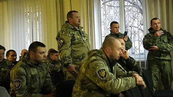 Пьяных в дым начальников СБУ и ВСУ избили и задержали  под Мариуполем