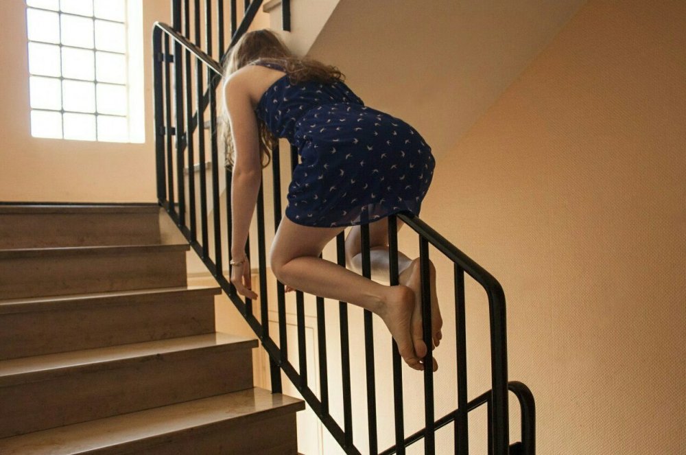 Горячий секс с хозяйкой на ступеньках лестницы