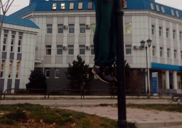 Сегодня в Астрахани прямо напротив налоговой повесился мужчина
