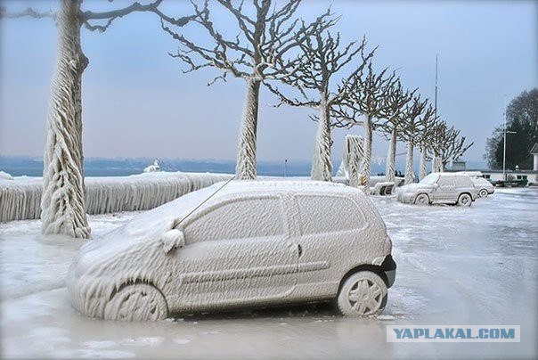 Автомобили, превращенные морозами в произведения искусства