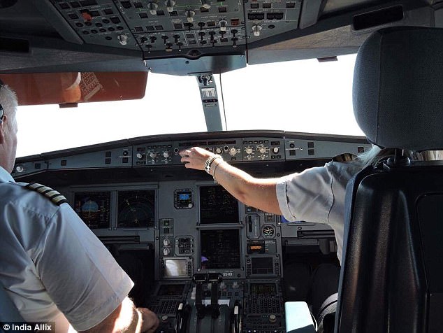 Как управляет самолетом женщина-пилот