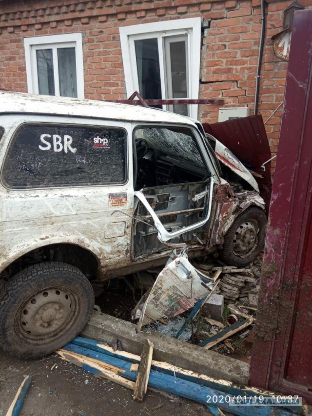 В Краснодарском крае пьяный водитель на «Ниве» протаранил забор частного дома