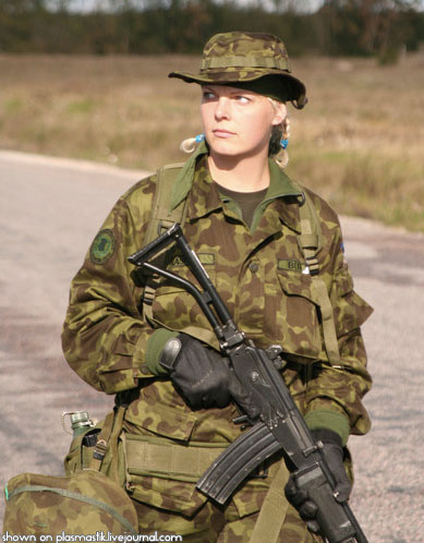 Девушки и армия (36 фото)
