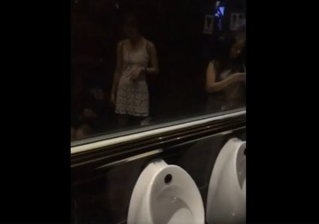 Азиаты-затейники: одностороннее зеркало между мужским и женским туалетом
