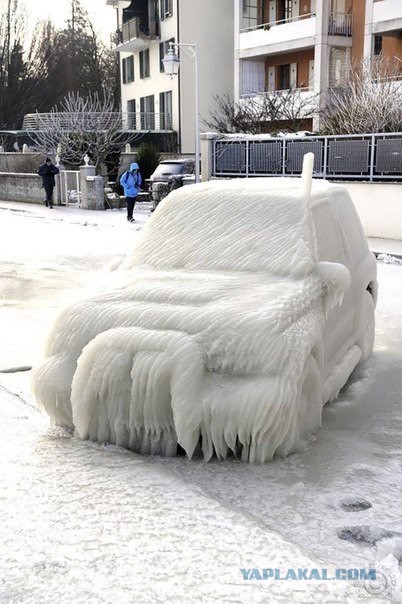Автомобили, превращенные морозами в произведения искусства