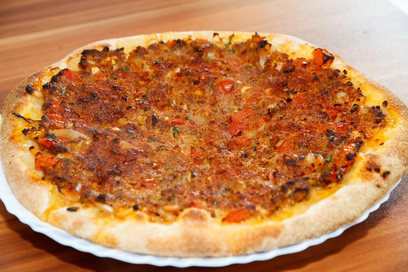 турецкая пицца с фаршем и помидорами в духовке фото 11