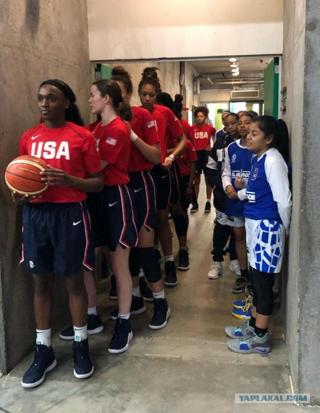 Женская команда по баскетболу США и Сальвадора