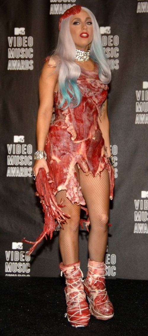А ей все пофиг - у нее платье из мяса