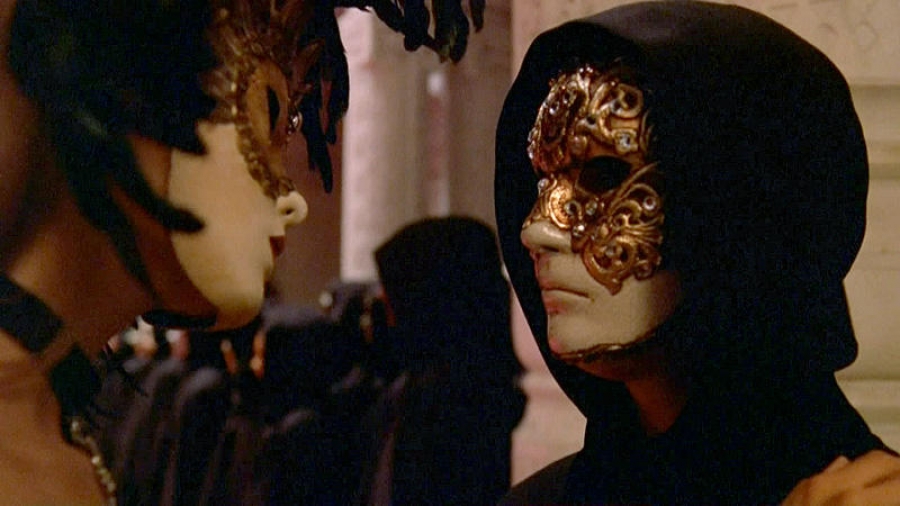Домашний порно хардкор с женщиной спрятавшей глаза под маской для анонимности