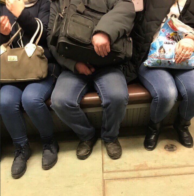 Как Вы думаете, чем занимается этот серьезный мужчина в метро...