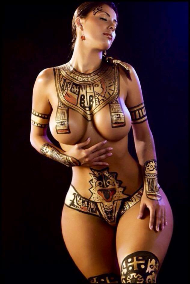 Голая египтянка с красивой грудью