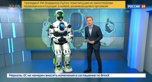 "Да это шутка была!" «Россия 24» объяснила флешмобом робота в костюме человека
