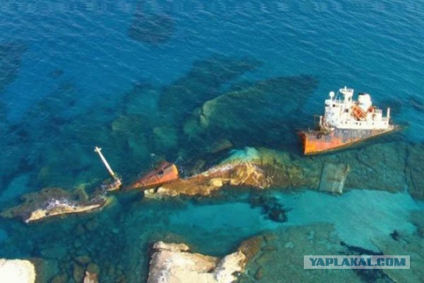 Затонувшие корабли, которые видны сквозь толщу воды