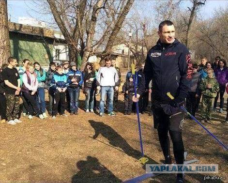 Кличко приехал на инаугурацию Зеленского на велосипеде