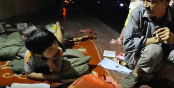 Бездомный воспитал девочку, которую мать выбросила на помойку	(9 фото)