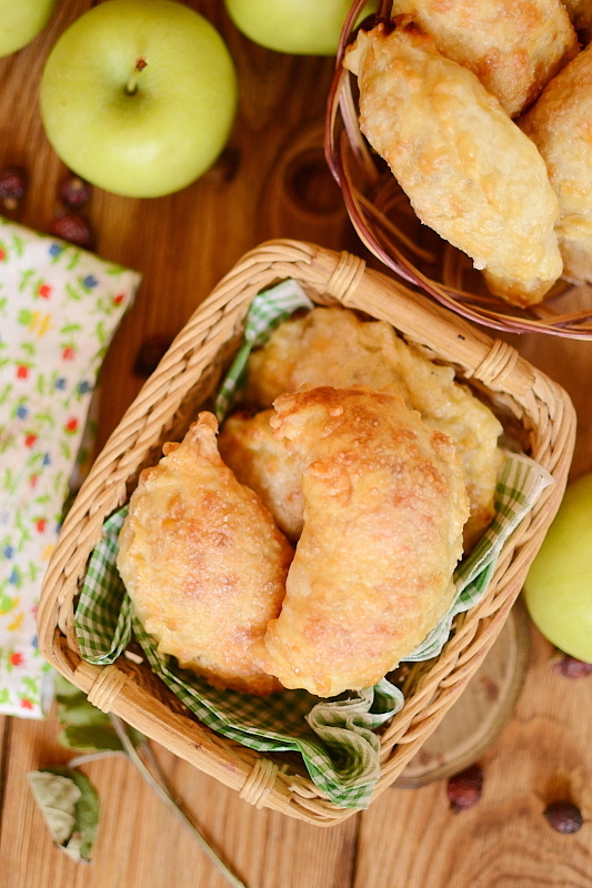 Сырные пирожки с яблоками