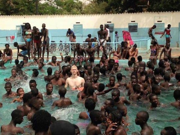 Вон из бассейна или мусульманки против: в Германии мужчине запретили посещать бассейн во время уроков плавания его дочери