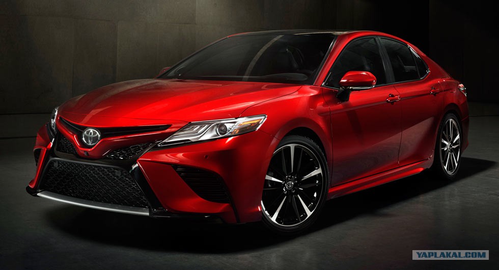 Toyota Camry 2018.   .