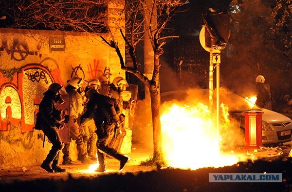 Беспорядки в Греции, фото. Елочка, зажгись!