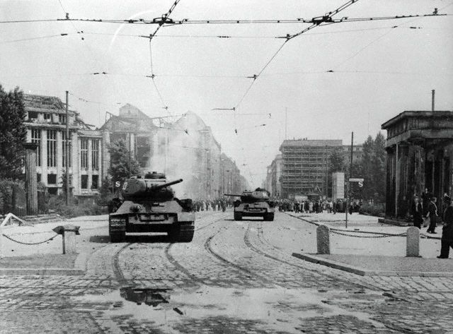 Демократии со вспоротыми животами не бывает. Берлин 1953 г.