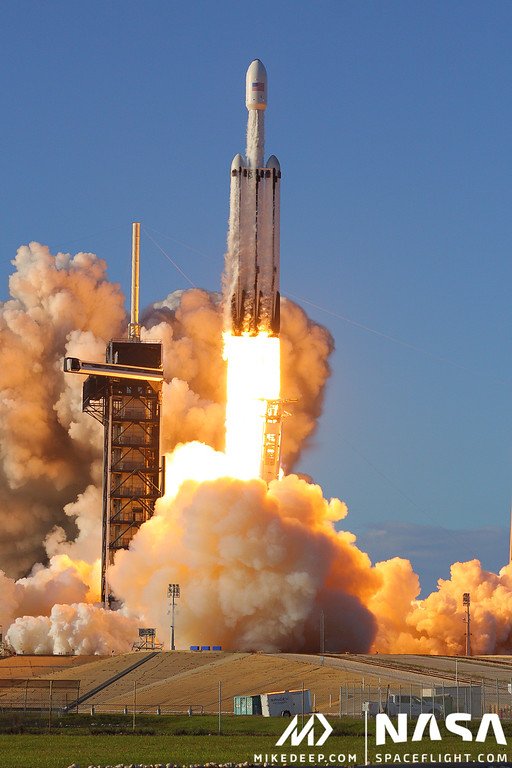 SpaceX осуществила первый коммерческий запуск Falcon Heavy