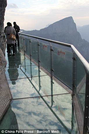 Тропа на склоне горы Tianmen