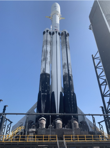 SpaceX успешно запустила Falcon Heavy. При посадке центральный блок потерпел аварию