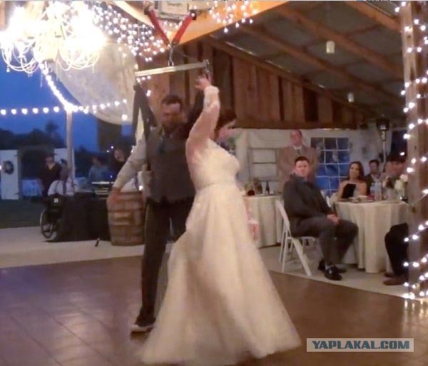 Парализованный жених удивил свою невесту, исполнив с ней свадебный танец необычным способом