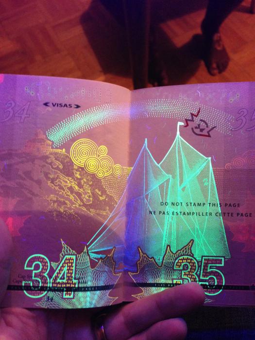 Новый паспорт гражданина Канады в ультрафиолете