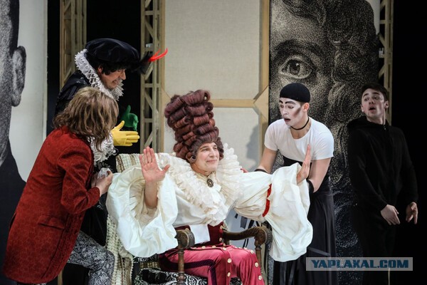 Театр Табакова отменил спектакль «Мольер, avec amour», в котором актер Александр Фисенко должен надеть для роли женский костюм