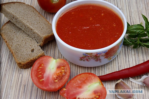 Томатный соус (почти кетчуп, но вкуснее), И помидоры в собственном соку