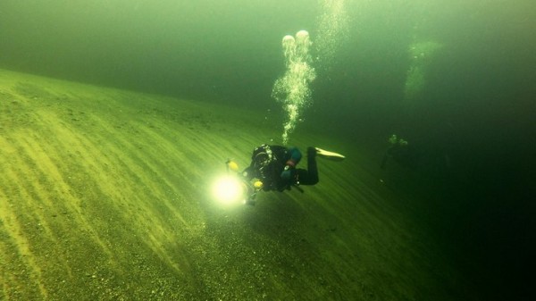 Дайверы впервые сняли видео на Телецком озере на глубине 80 метров