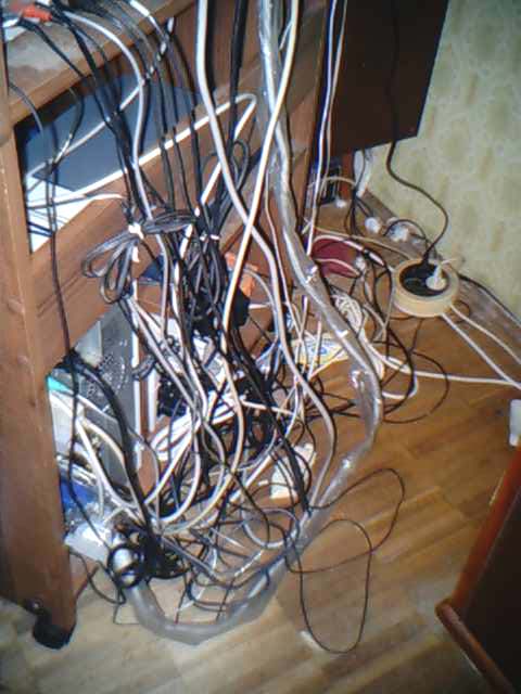 Решение проблемы валяющихся под компьютерным столом кабелей