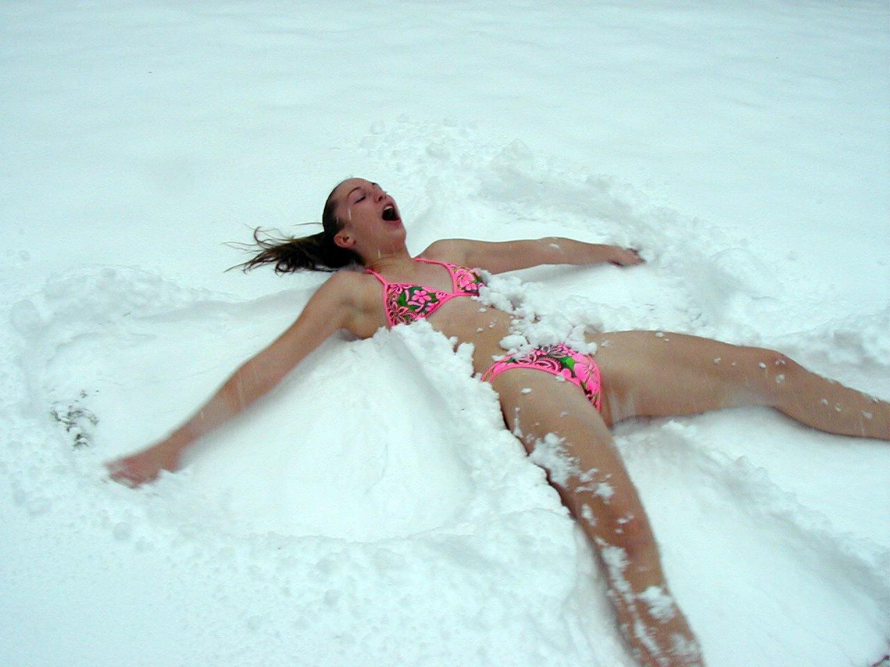 Голая девушка загорает на снегу