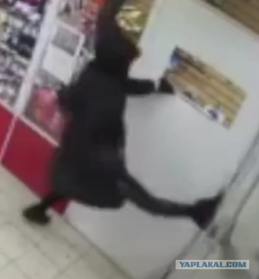 «Всем на пол, на пол лечь»: В Симферополе парню не удалось ограбить магазин, но срок ему грозит реальный