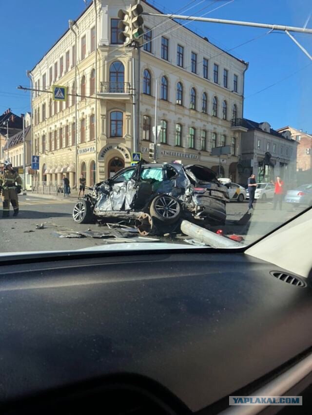 В центре Казани BMW снес десятки метров ограждений и столбы, машина полностью разбита