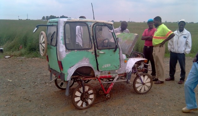 В Африке выводят на рынок экстремальный шестиколесный Toyota Land Cruiser 