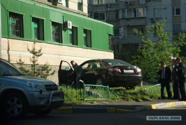 Блондинка вынесла ограждение при парковке