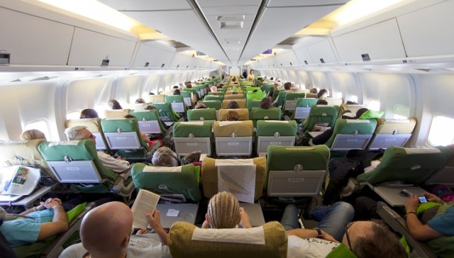 Почти четверть пассажиров раздражают аплодисменты в салоне после посадки самолета