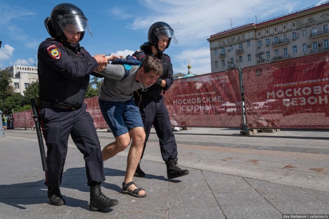 Фоторепортаж: Столкновения с ОМОНом и задержания в центре Москвы